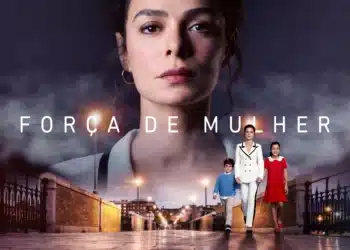 Imagem promocional da série Força de Mulher, com uma mulher e duas crianças caminhando ao fundo de uma cidade à noite.