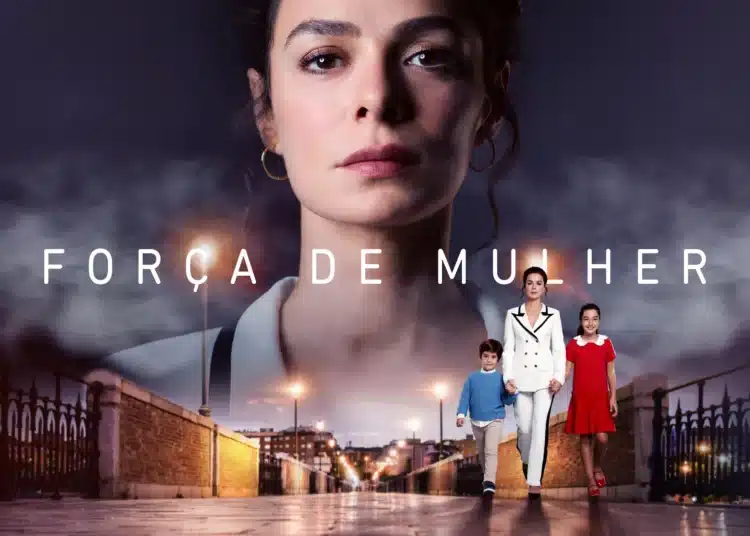 Imagem promocional da série Força de Mulher, com uma mulher e duas crianças caminhando ao fundo de uma cidade à noite.