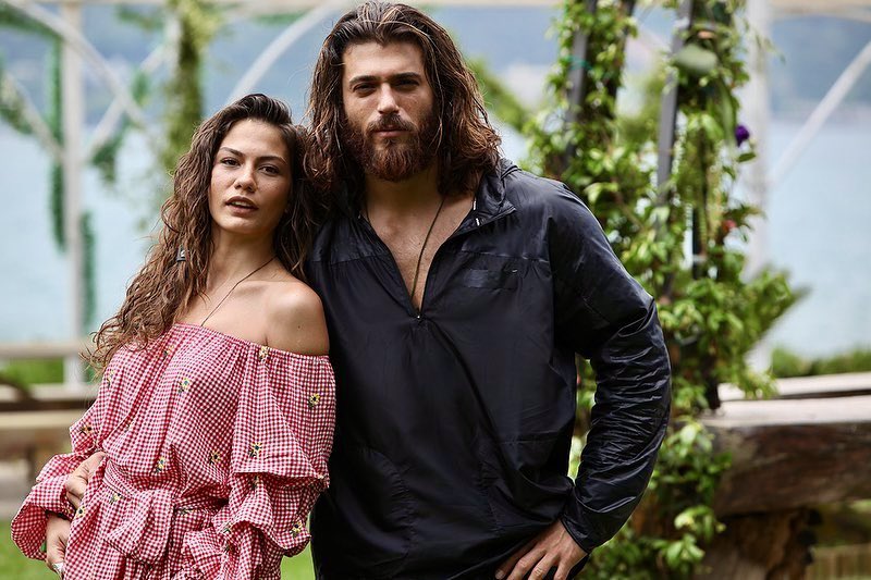 Os protagonistas da novela turca A Sonhadora (Erkenci Kuş), Demet Özdemir (Sanem) e Can Yaman (Can Divit), em um cenário verde. Perfeito para maratonar no Globoplay.