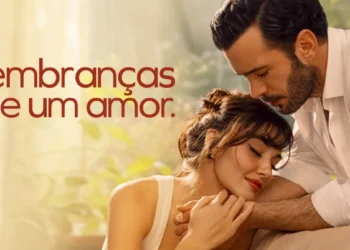 Cena romântica da minissérie Lembranças de um Amor, com um casal se abraçando suavemente em um ambiente aconchegante.