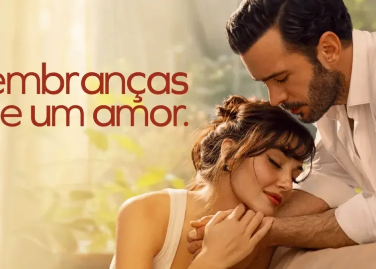 Cena romântica da minissérie Lembranças de um Amor, com um casal se abraçando suavemente em um ambiente aconchegante.