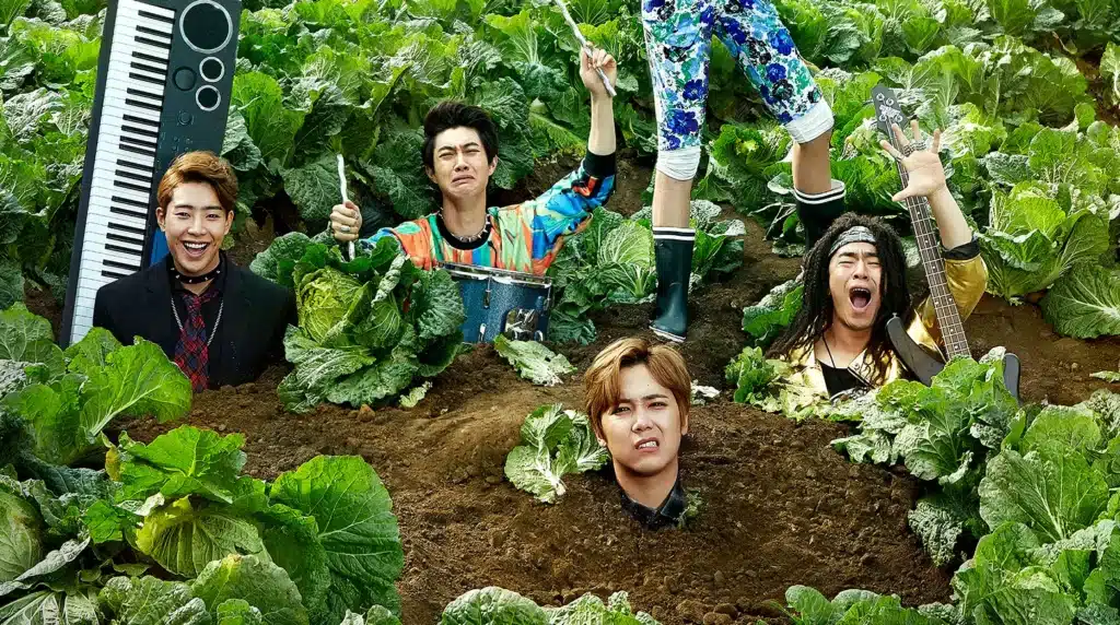 Banda de rock enterrada em um campo de repolhos, cena divertida da série Modern Farmer.