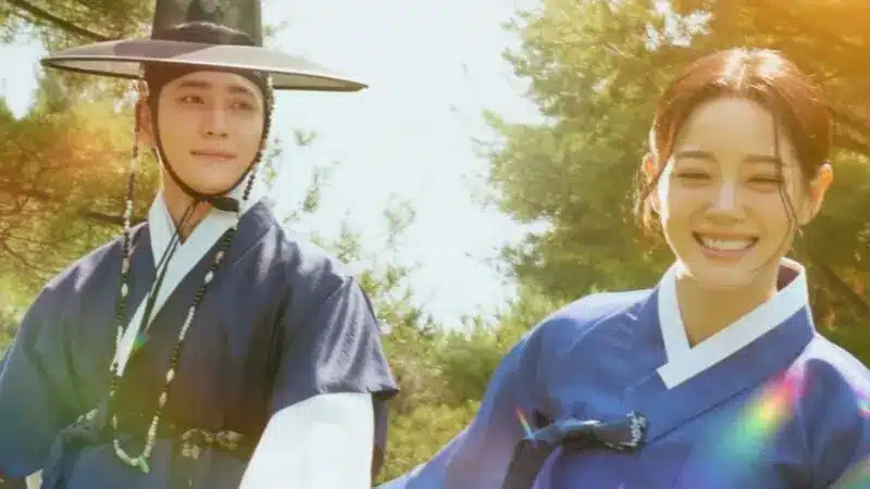 Capa da série Moon River, destacando os protagonistas Kim Se Jeong e Kang Tae Oh, em um ambiente de época e com uma aura de mistério.