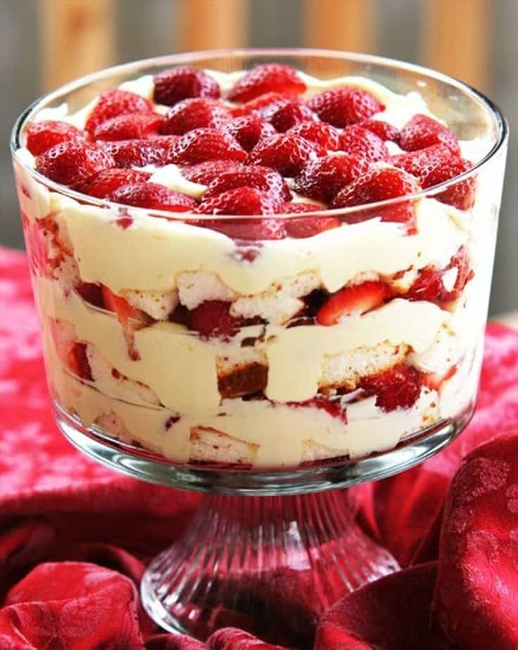 Pavê de cream cheese com camadas de morango fresco em uma taça de vidro, destacando uma receita de sobremesa de morango.