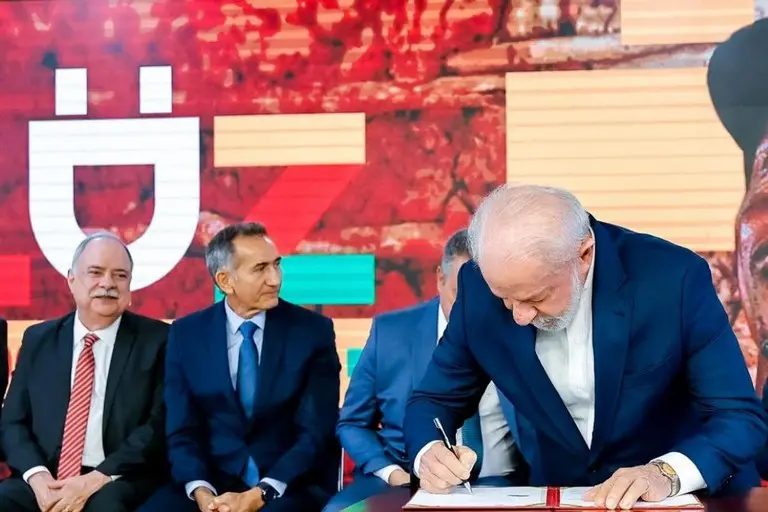 Presidente Lula sancionando o programa de energia gratuita para famílias de baixa renda, com foco no combate à pobreza energética.