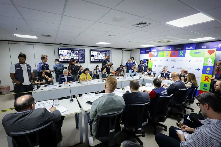 Reunião na Sala de Situação Nacional, com autoridades e jornalistas, monitorando intoxicações por metanol no Brasil.