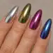 Unhas longas e ovais com esmaltação cromada multicolorida