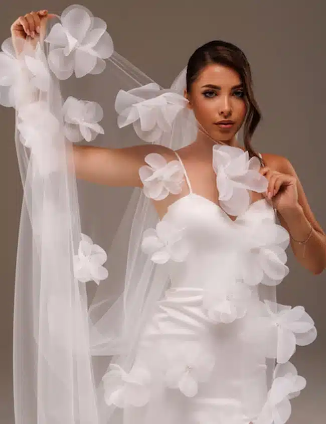 Véu de noiva com flores tridimensionais em formato maxi, criando um efeito visual impactante.