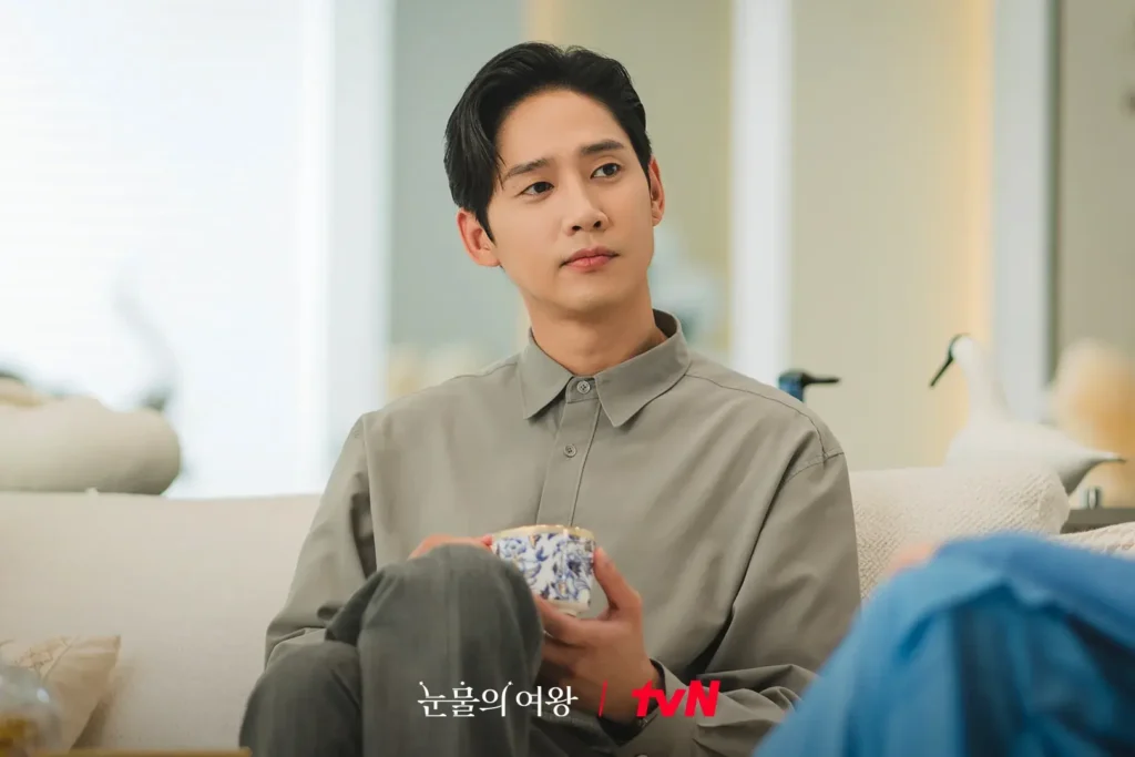 Yoon Eun Sung (Park Sung Hoon) com expressão pensativa.