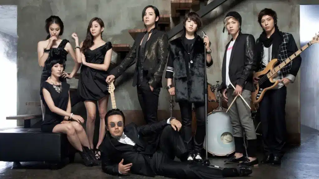 Imagem do elenco principal da série You’re Beautiful (A.N.Jell) com os membros da banda e Mi Nyu (Park Shin Hye) disfarçada como Mi Nam.