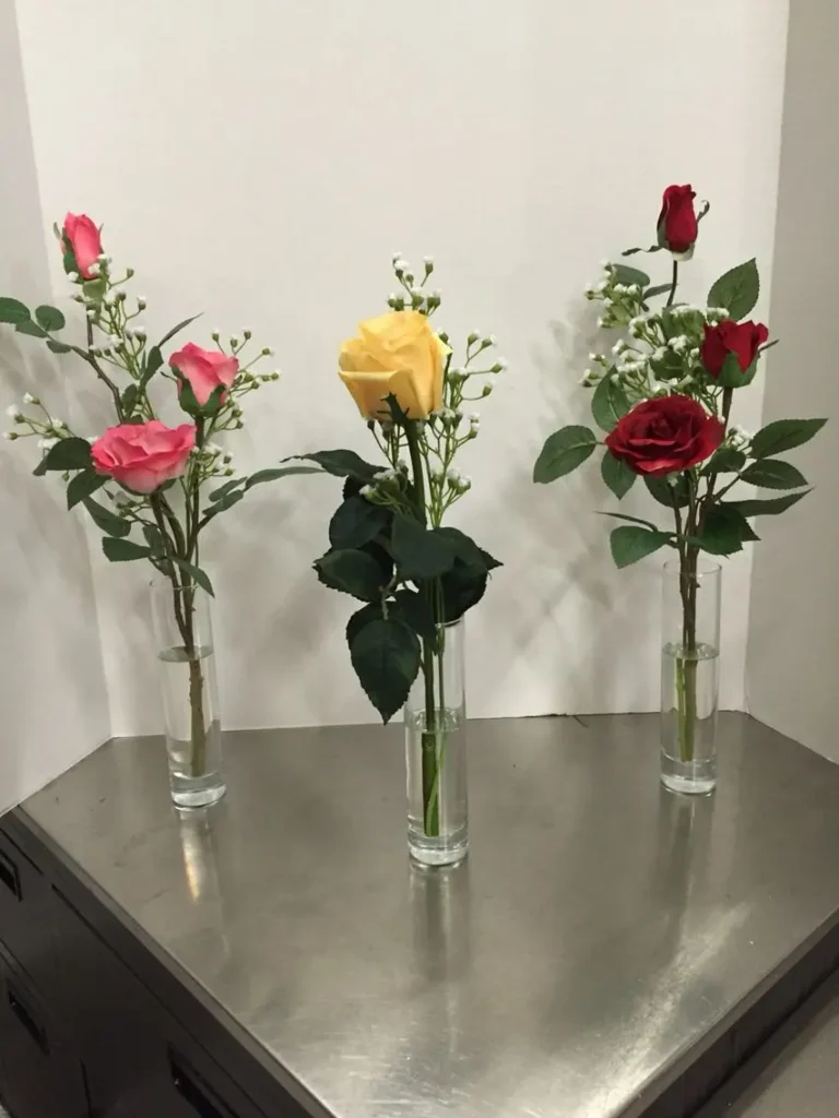 Arranjo de flores com rosas em vaso, destacando a beleza de uma única haste.