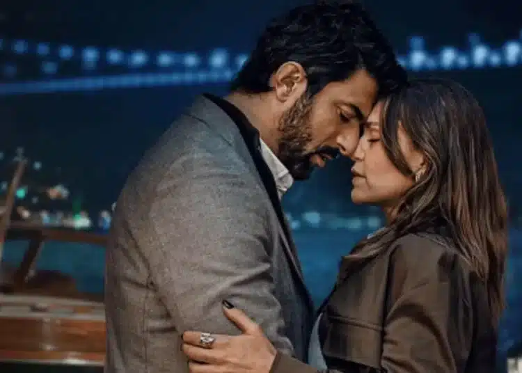 Cena intensa de romance e drama entre dois personagens em uma cidade iluminada à noite, da novela turca 'Berço de Ouro.