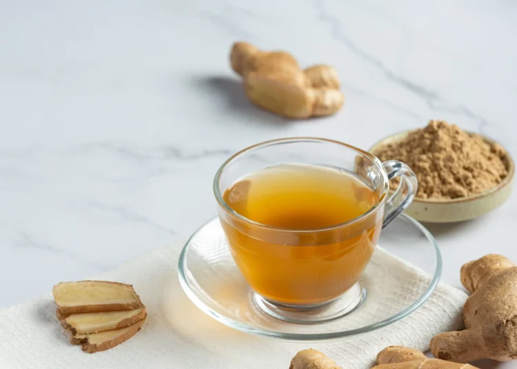 Chá de gengibre quente para retenção de líquido – uma opção saudável para pessoas acima dos 60 anos.