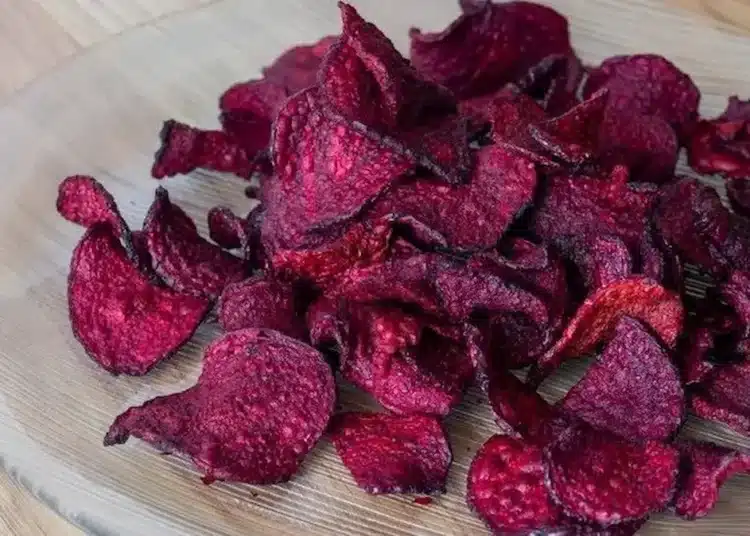 Chips crocantes de beterraba roxa em um prato, ideal para quem busca controlar o açúcar no sangue.