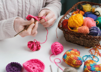 Artesanato em crochê com fios coloridos