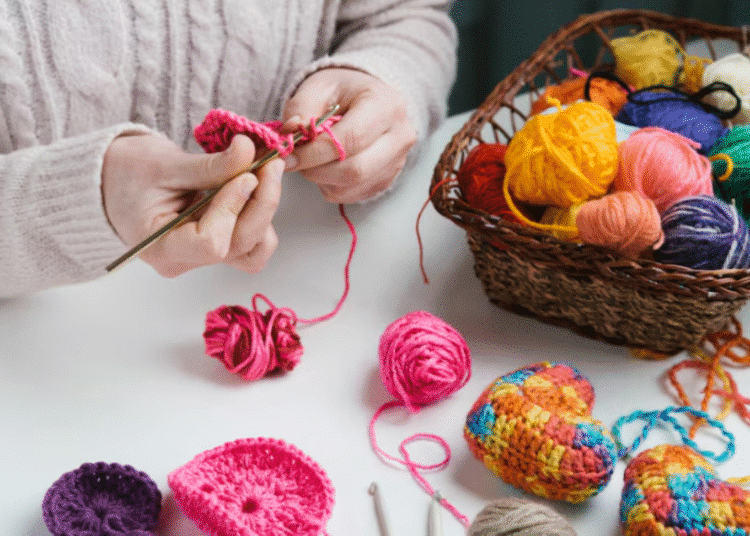 Artesanato em crochê com fios coloridos