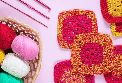 Trabalhos em Crochê Coloridos com Agulhas e Novelos