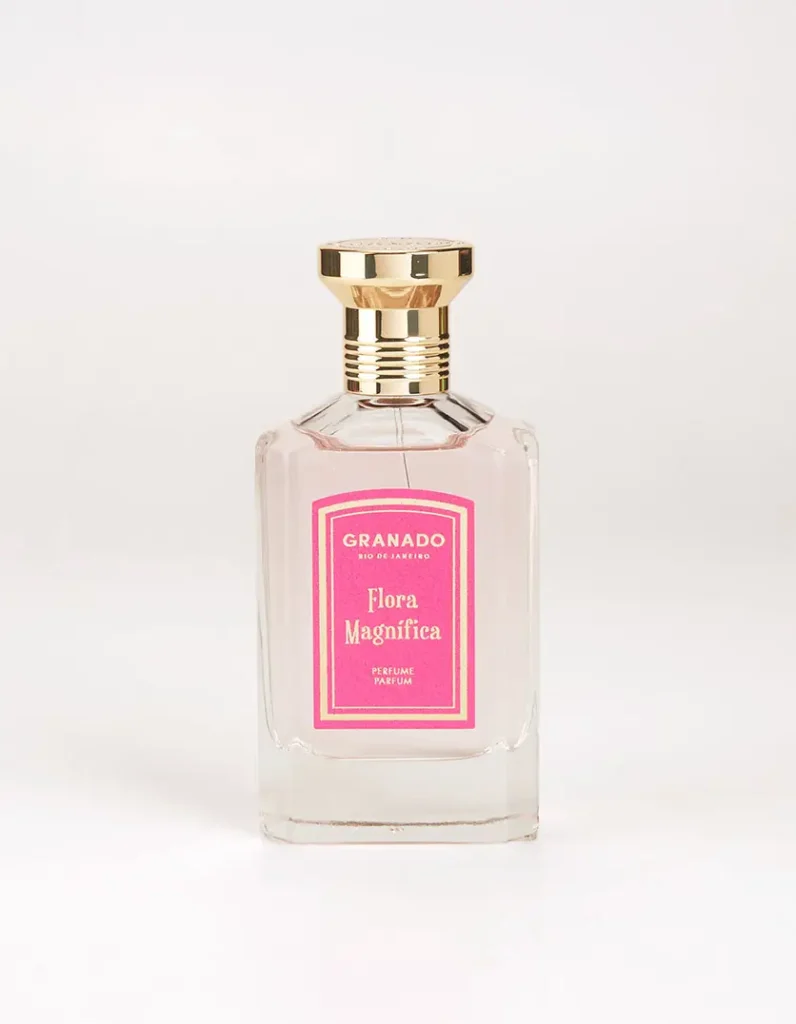  Frasco do perfume Granado Flora Magnífica, com líquido rosa e tampa dourada, representando a delicadeza e o luxo das fragrâncias florais da primavera.
