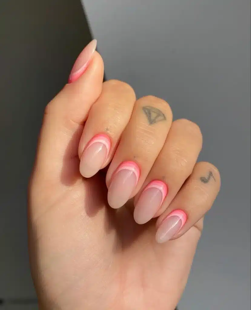 Unhas com francesinha invertida em tom de rosa bebê, criando um contraste moderno e vibrante com a ponta colorida.