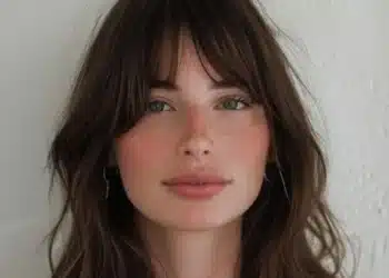 Mulher com corte de cabelo com franja leve, estilo fresco para o clima quente.