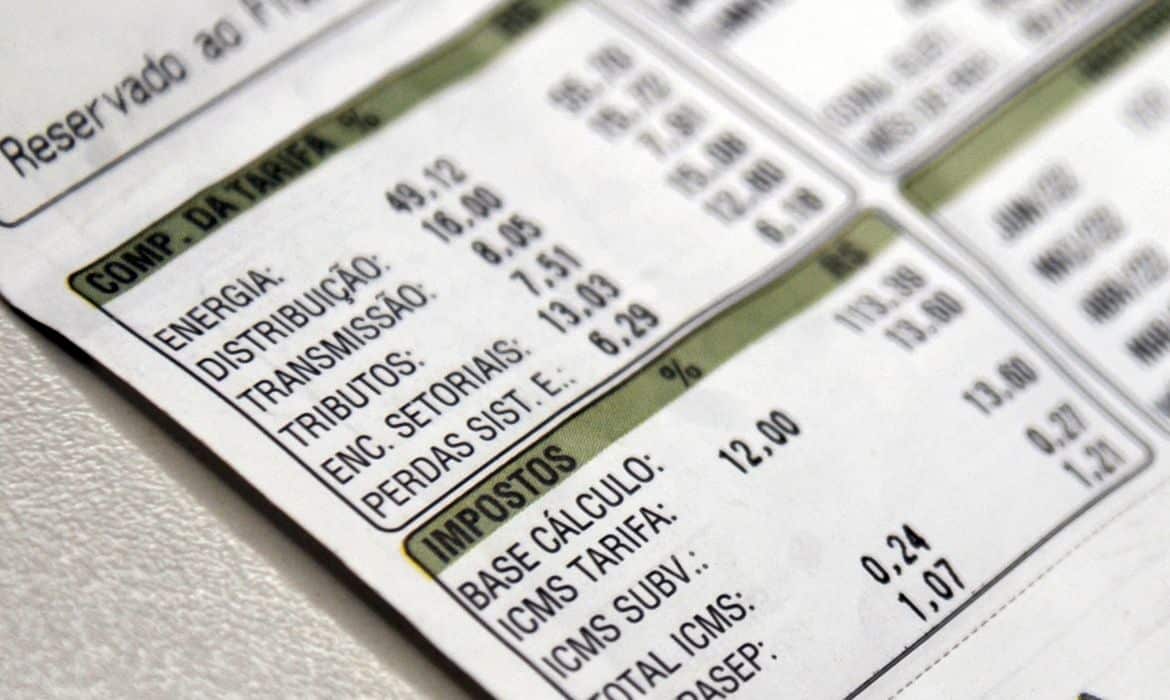 Conta de energia elétrica mostrando detalhes de componentes da tarifa e impostos