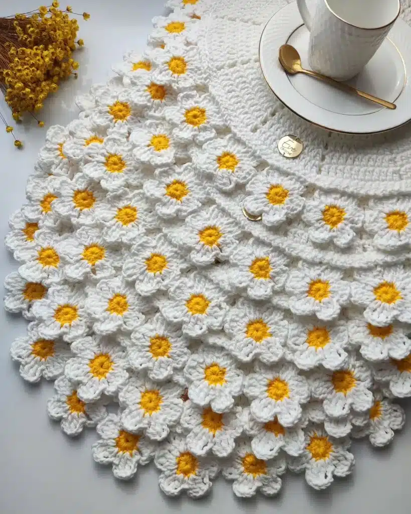 Margaridas de crochê com flores brancas e centros amarelos, perfeitas para decoração.