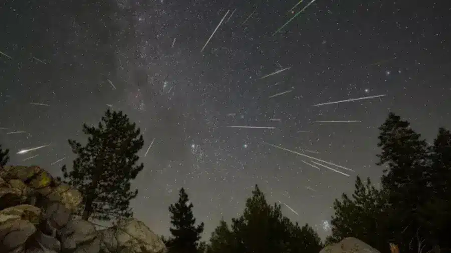 Chuva de meteoros iluminando o céu estrelado no Brasil.