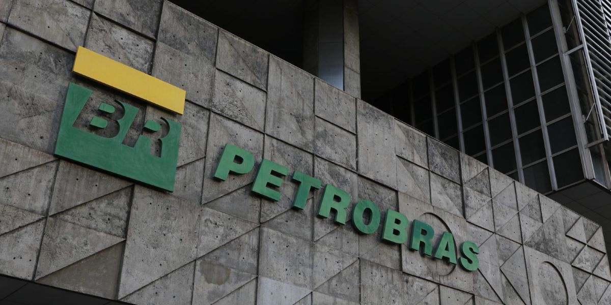 Sede da Petrobras com seu logotipo em destaque, simbolizando a decisão de reajuste no preço da gasolina em 2025.
