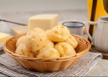 Pão de queijo crocante servido em uma cesta, ideal para sanduicheira.