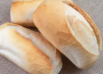 Pão dormido que pode ser renovado com um truque simples para ficar fresquinho novamente.
