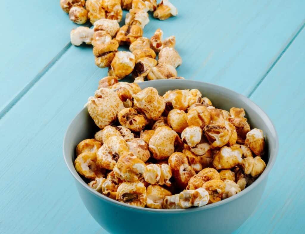 Deliciosa pipoca doce de cinema, com um sabor irresistível, perfeita para um filme ou uma noite de diversão.