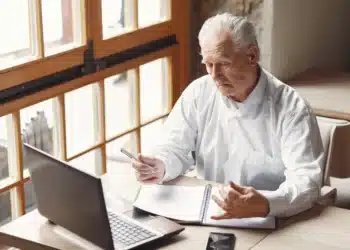 Homem idoso refletindo sobre suas finanças.