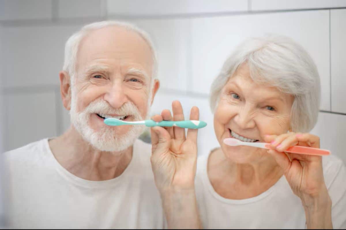 Imagem em close-up da boca de uma pessoa, ilustrando sinais visíveis de ressecamento labial e fragilidade da pele, um possível indicador de alteração na glicose e diabetes.