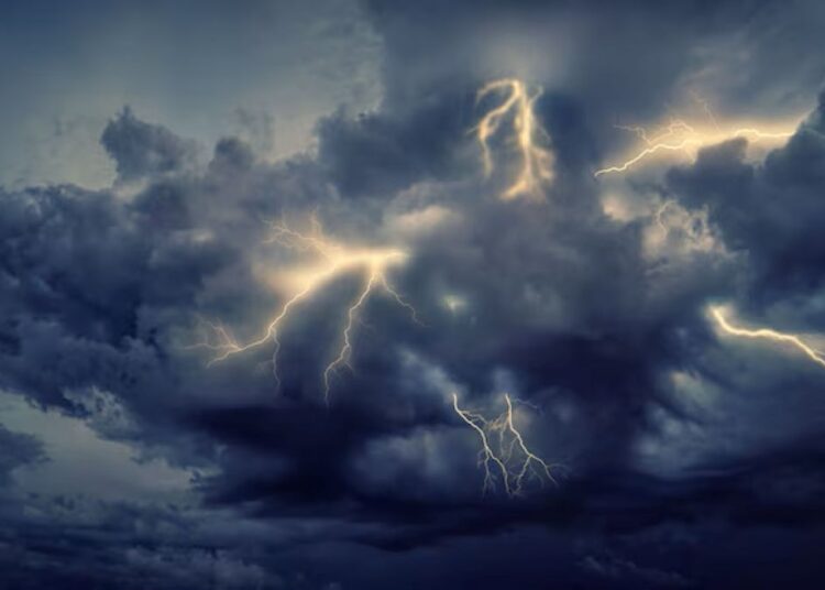 Tempestade à noite com raios iluminando o céu nublado