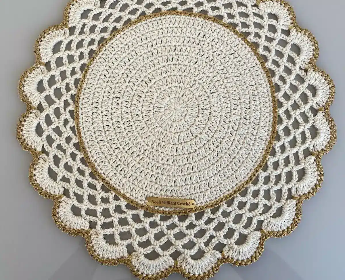 Sousplat de crochê com borda dourada, delicadamente trabalhado, ideal para complementar mesas elegantes.