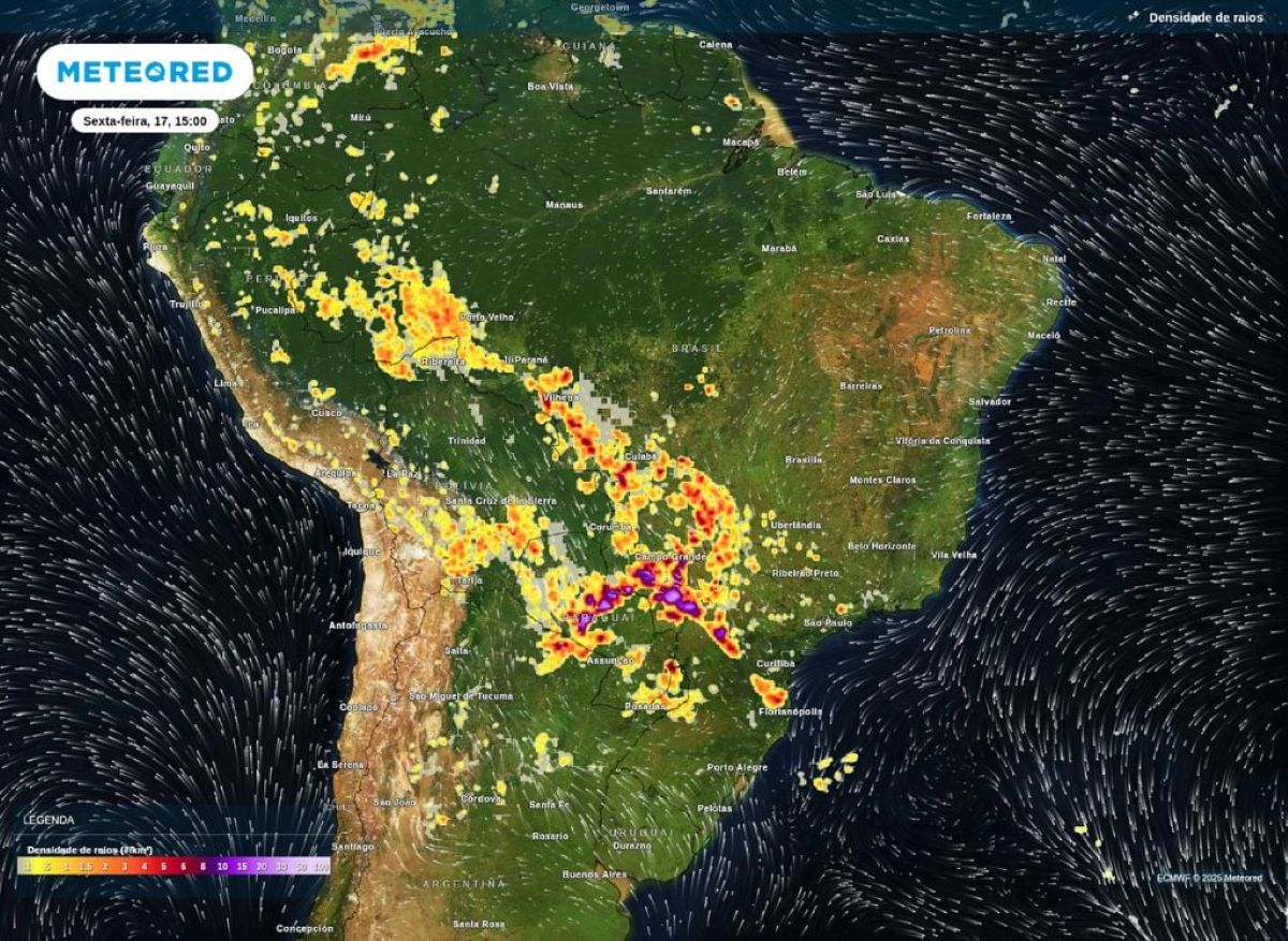Mapa de tempestades na sexta-feira à noite, mostrando áreas de alta intensidade de raios em diversos estados do Brasil.