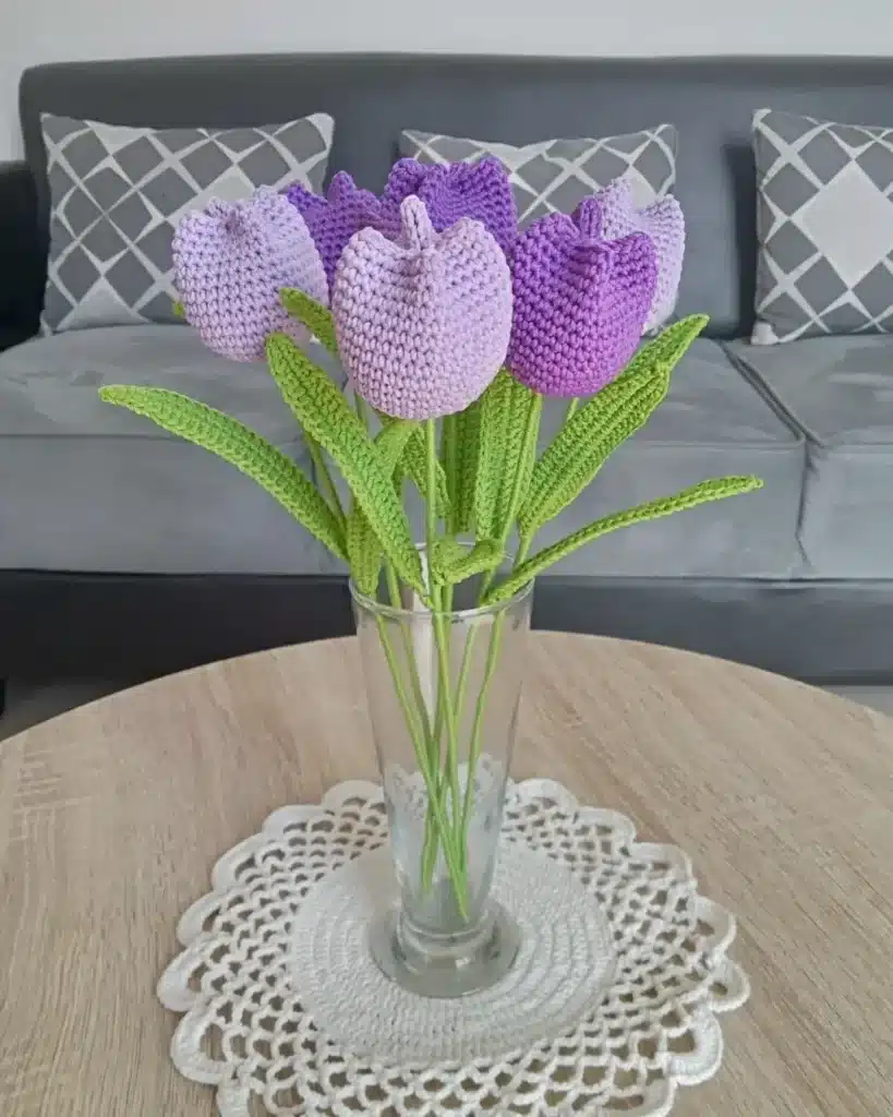 Imagem de tulipas de crochê representando uma decoração moderna e sofisticada.