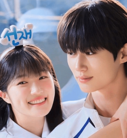 Jovem casal asiático sorrindo em close, com luz suave ao fundo