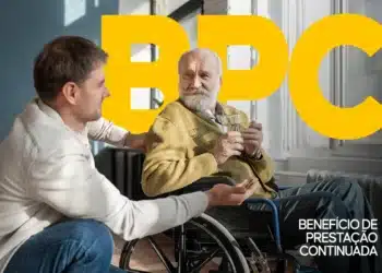 Idoso beneficiário do BPC com acompanhante, ambos sorrindo, com foco na Tarifa Social de energia elétrica para idosos.