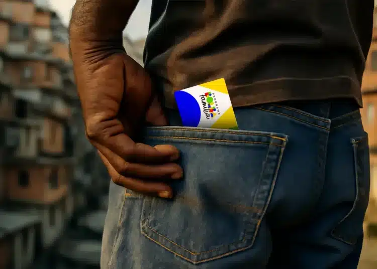 Imagem de um homem com a mão no bolso, com um cartão do Programa Bolsa Família visível, em frente a um cenário urbano desfocado. A imagem está relacionada ao tema do corte no Bolsa Família durante a Black Friday de 2025.