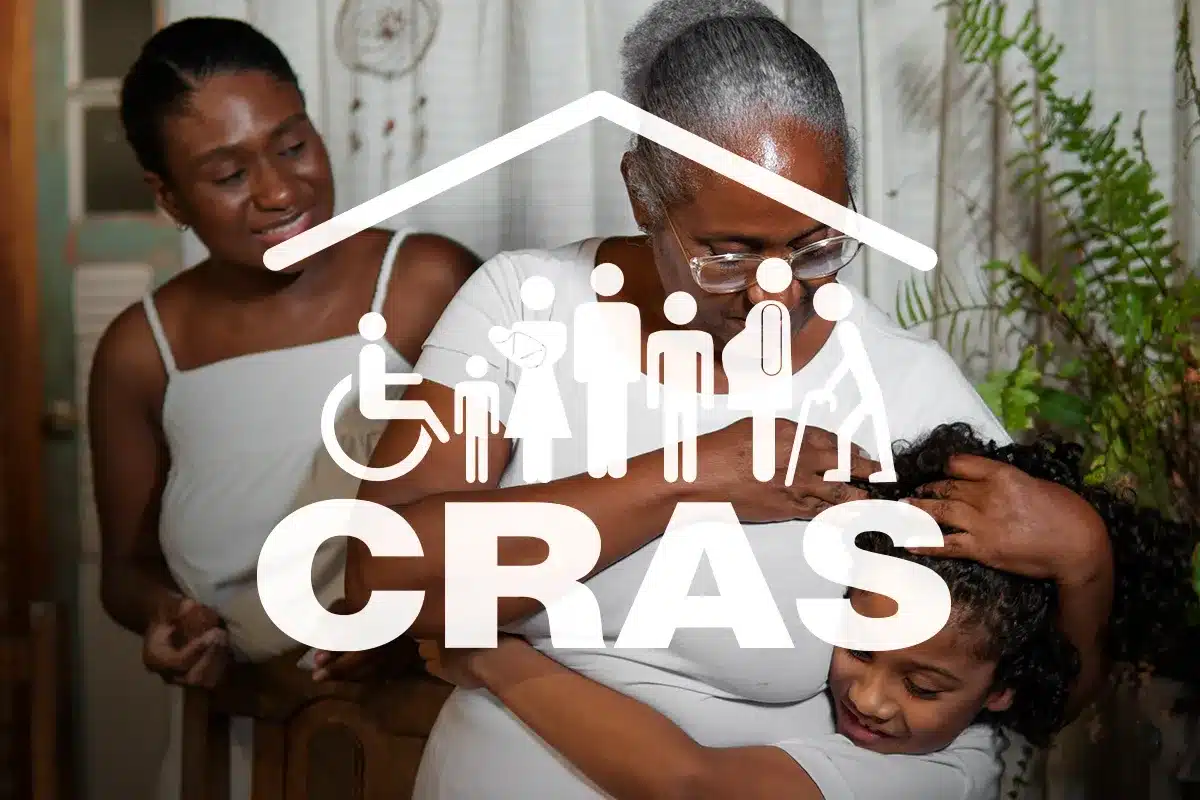 Logo do CRAS sobre uma foto de uma família recebendo apoio social.