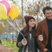 Casal feliz caminhando com balões coloridos em cena de novela turca, ideal para maratonar no Globoplay.