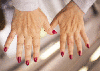 Formato de unha ideal, unhas vermelhas clássicas, manicure elegância atemporal, mãos bem cuidadas