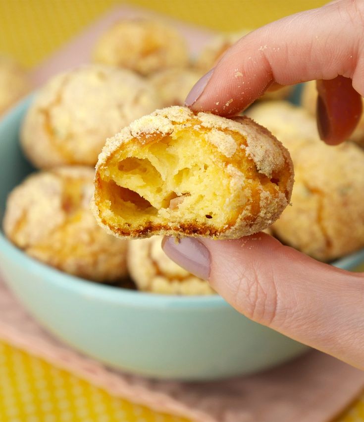 Close-up de uma broa de fubá com queijo partida, revelando a textura macia, úmida e aerada, comprovando a cremosidade que o queijo adiciona à receita.