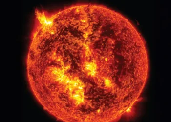 Imagem detalhada do Sol mostrando erupções solares brilhantes e atividade na superfície