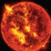 Imagem detalhada do Sol mostrando erupções solares brilhantes e atividade na superfície