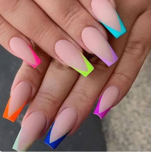 Unhas longas com base nude e pontas em cores neon vibrantes como rosa, azul, verde e laranja