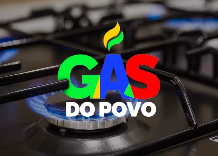 Chama azul de gás acesa em fogão com logo colorido Gas do Povo sobreposto