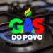 Chama azul de gás acesa em fogão com logo colorido Gas do Povo sobreposto
