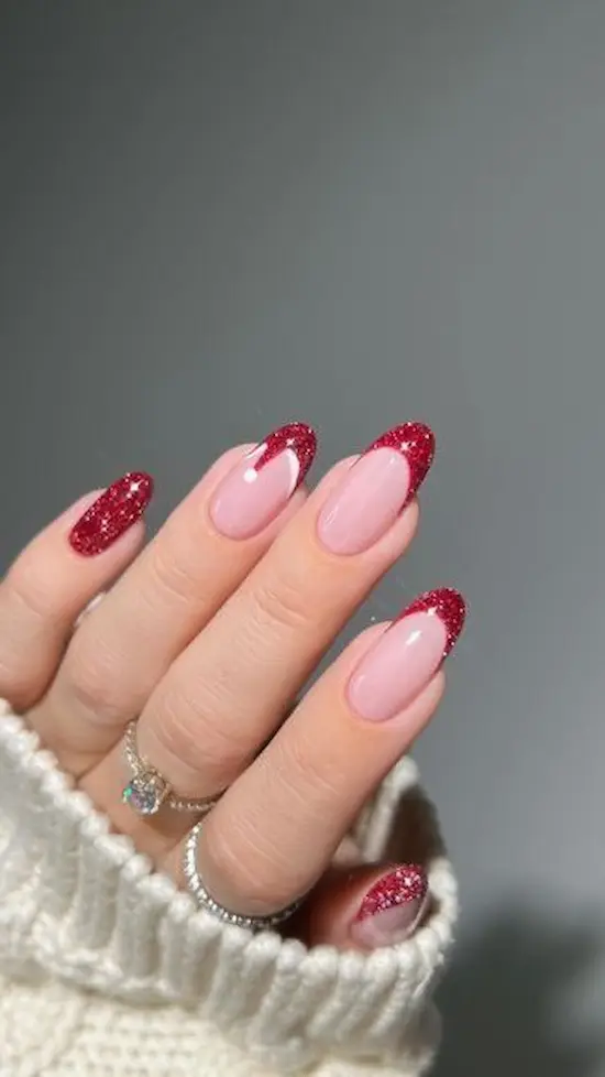 Francesinha de Gorro de Papai Noel - Unhas Modernas com Glitter Unhas com francesinha vermelha e glitter, inspirado no gorro de Papai Noel moderno.